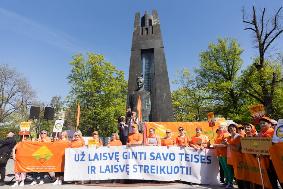 Profsąjungų atstovai surengė eitynes ir mitingą: „Atriškit rankas ginti savo teises“