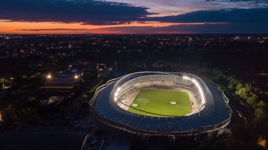 Dariaus ir Girėno stadione siuvama žolės danga: iki atidarymo liko visai nedaug