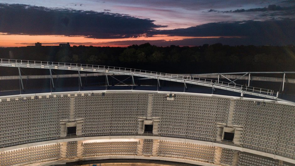 Dariaus ir Girėno stadione siuvama žolės danga: iki atidarymo liko visai nedaug