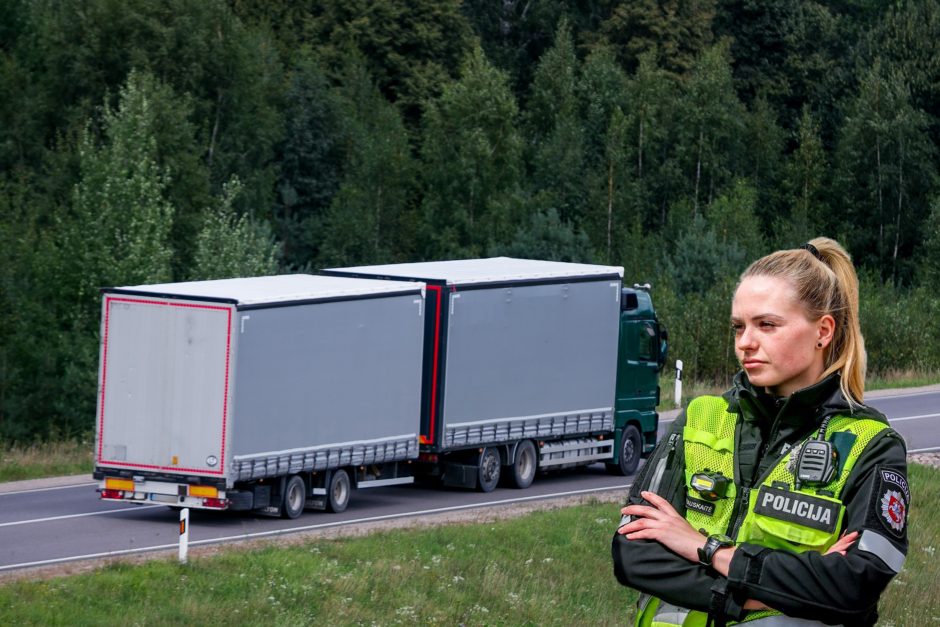 Sostinėje vilkiko vairuotojas bandė papirkti pareigūnę 30 eurų kyšiu