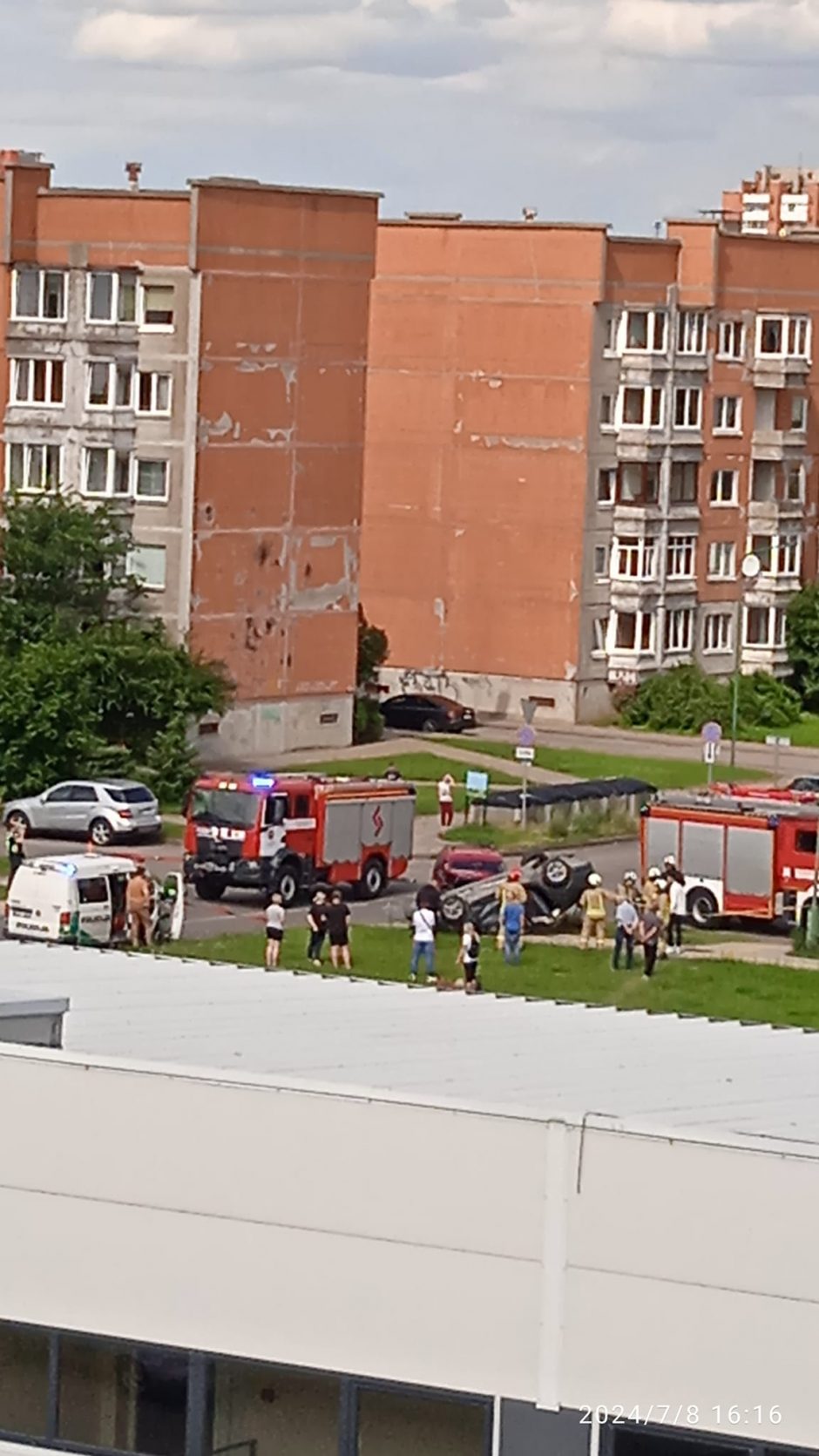 Avarija Klaipėdoje: vienas automobilis apvirto ant stogo, sužalotas žmogus