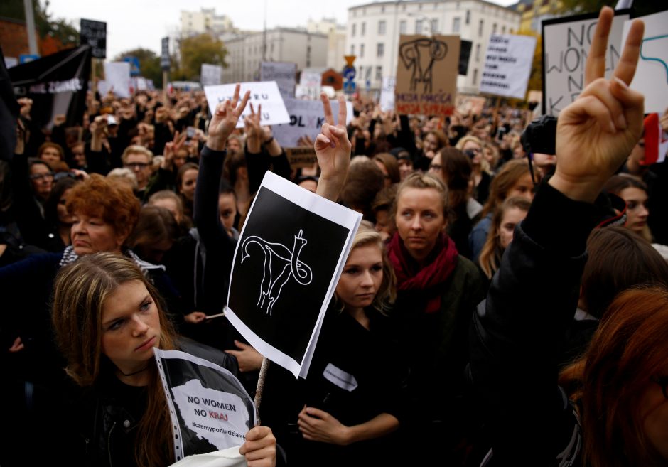 Lenkijoje abortai visiškai uždrausti nebus 