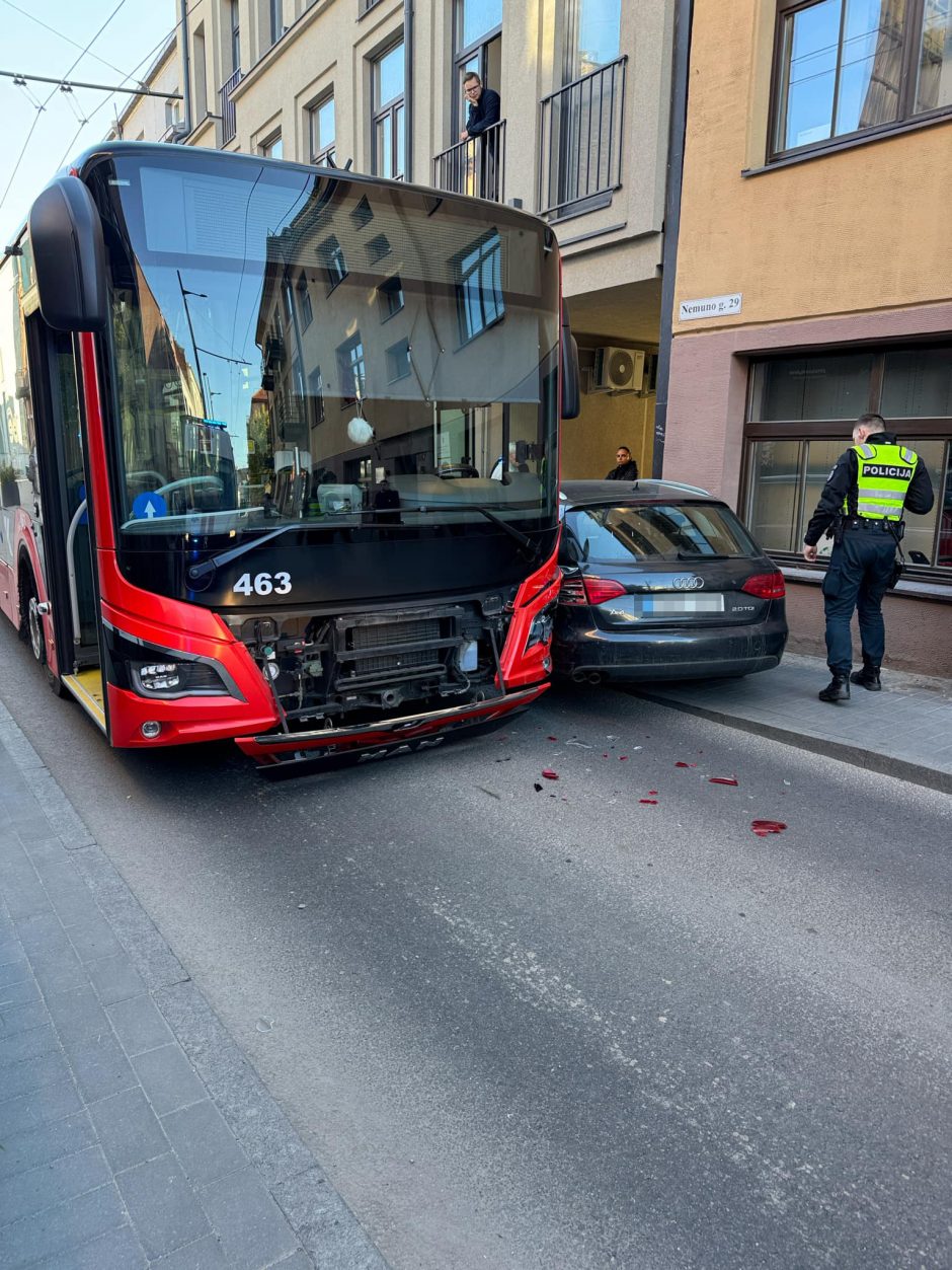 Nemuno gatvėje neišsiteko autobusas ir automobilis: dėl avarijos stojo eismas