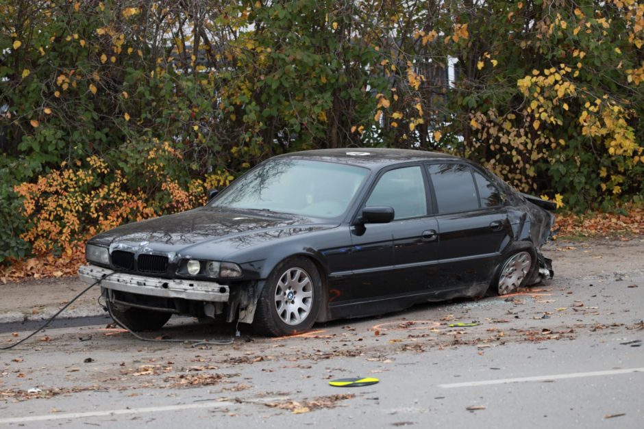 Siaubas Elektrėnų gatvėje: BMW vairuotojas rėžėsi į stotelę – sužeisti trys žmonės