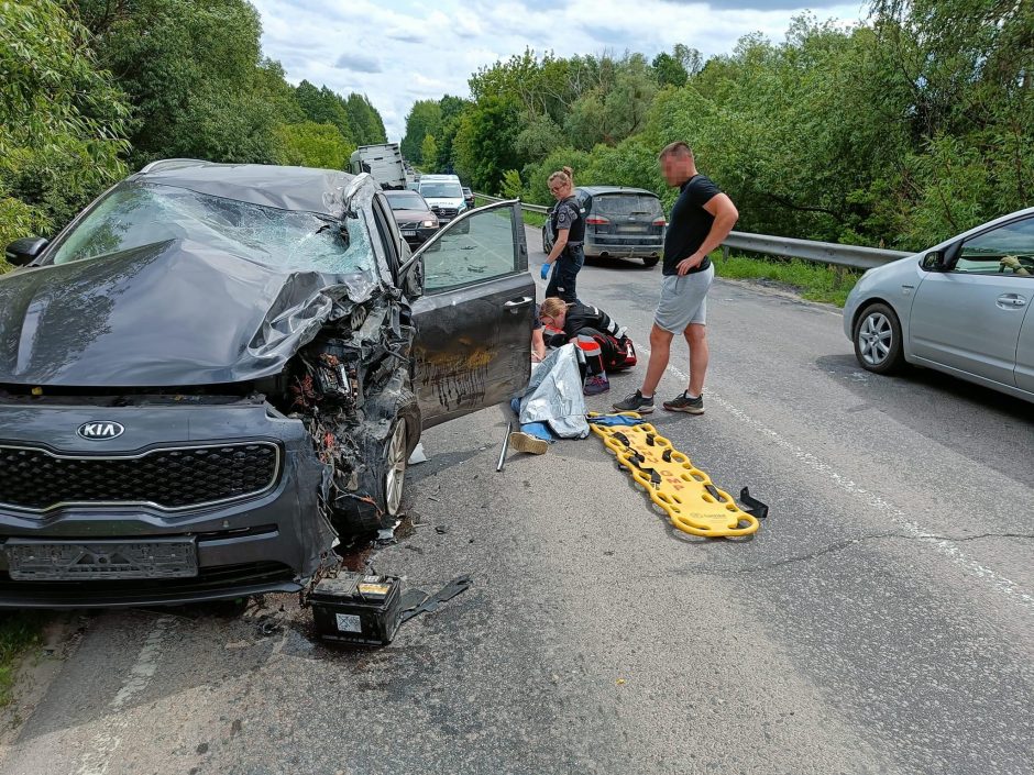 Avarija Kaunas-Prienai kelyje: iš sulamdyto automobilio ištraukta moteris išvežta į ligoninę