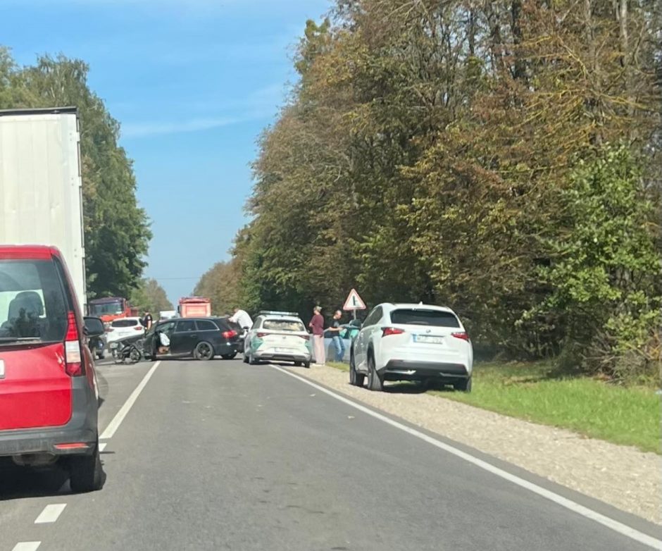 Pakaunėje neprasilenkė 3 automobiliai: panašu, kad sukeltų spūsčių kaltininkas kažkur labai skubėjo