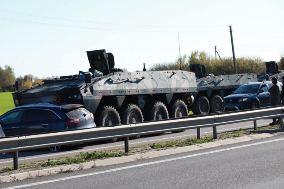 Skirtingose pakaunės vietose į eismo įvykius pateko šarvuočių kolona ir Karo policija