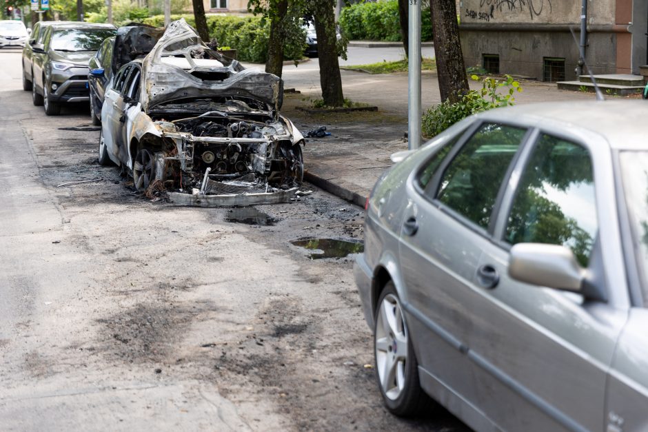 Ugniagesiai vos spėjo gesinti pleškančius automobilius: sostinėje siaučia piromanas?