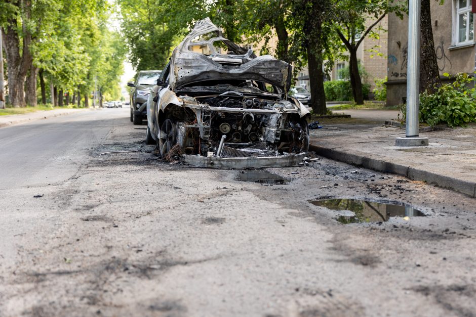 Ugniagesiai vos spėjo gesinti pleškančius automobilius: sostinėje siaučia piromanas?