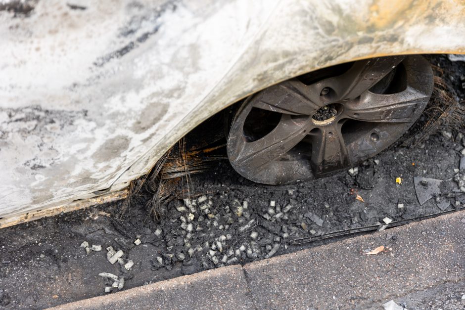 Ugniagesiai vos spėjo gesinti pleškančius automobilius: sostinėje siaučia piromanas?