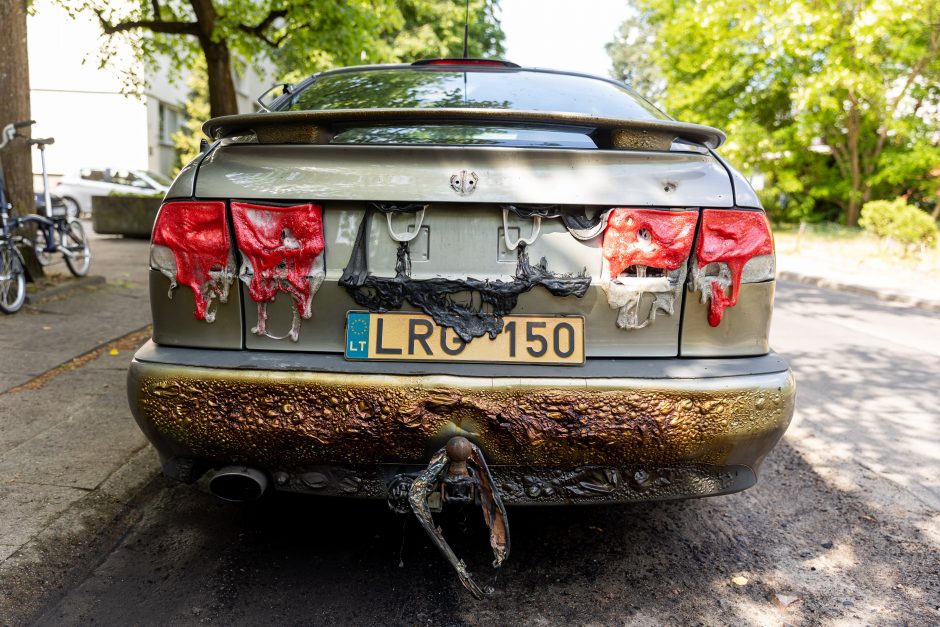 Ugniagesiai vos spėjo gesinti pleškančius automobilius: sostinėje siaučia piromanas?