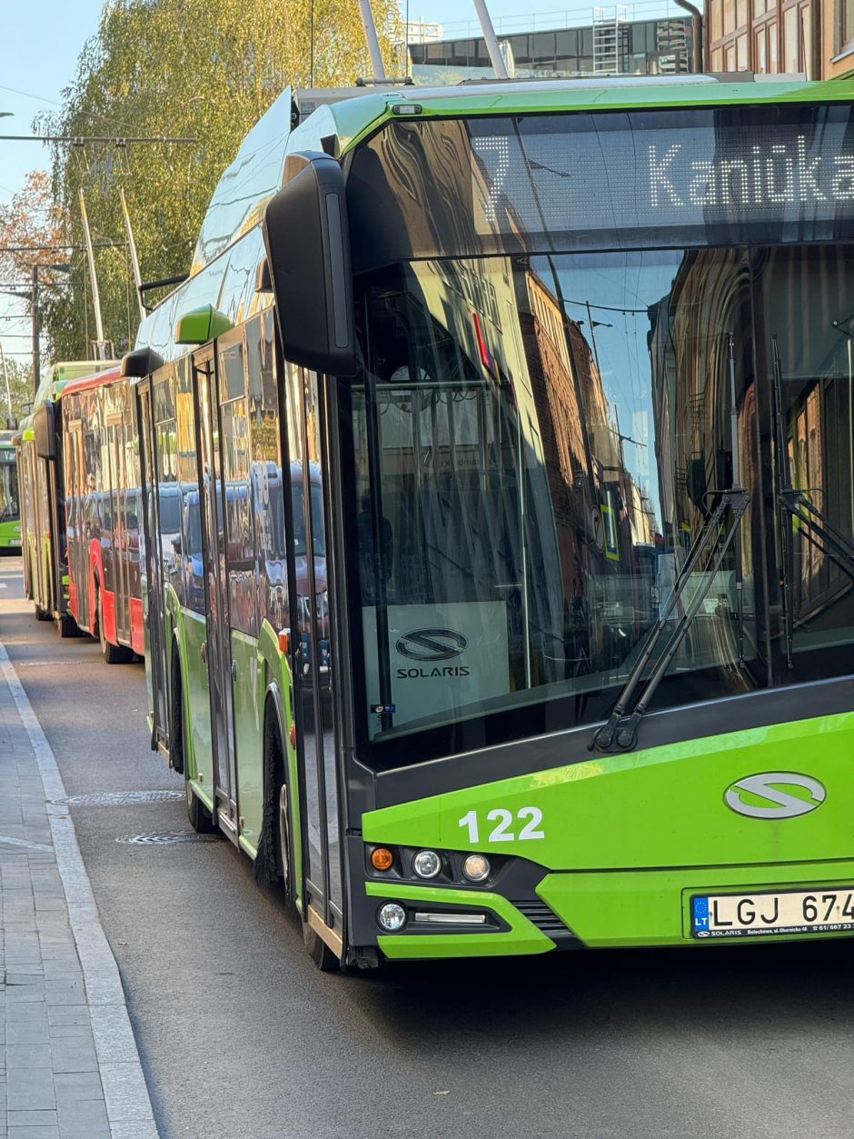 Nemuno gatvėje neišsiteko autobusas ir automobilis: dėl avarijos stojo eismas