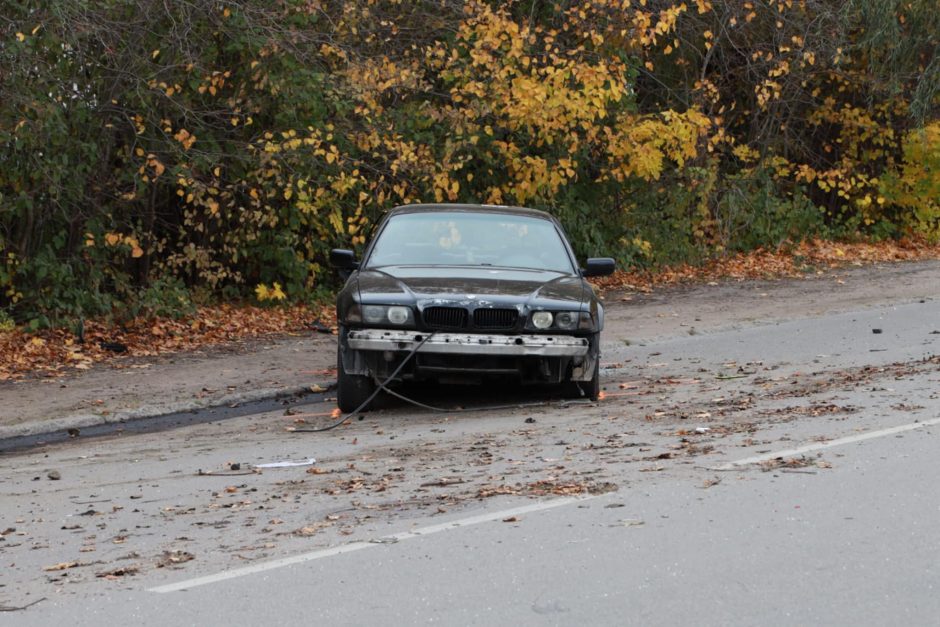 Siaubas Elektrėnų gatvėje: BMW vairuotojas rėžėsi į stotelę – sužeisti trys žmonės