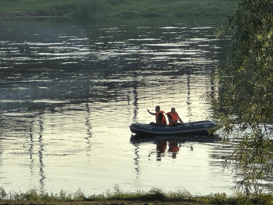 Tęsiasi vyro paieškos: Panemunės paplūdimyje dirba narai, keliamas dronas 