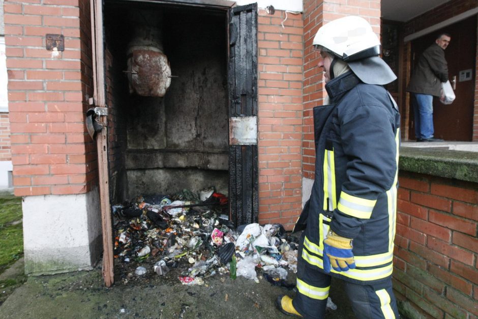 Gesindamas gaisrą daugiabutyje kaunietis apdegė rankas ir veidą