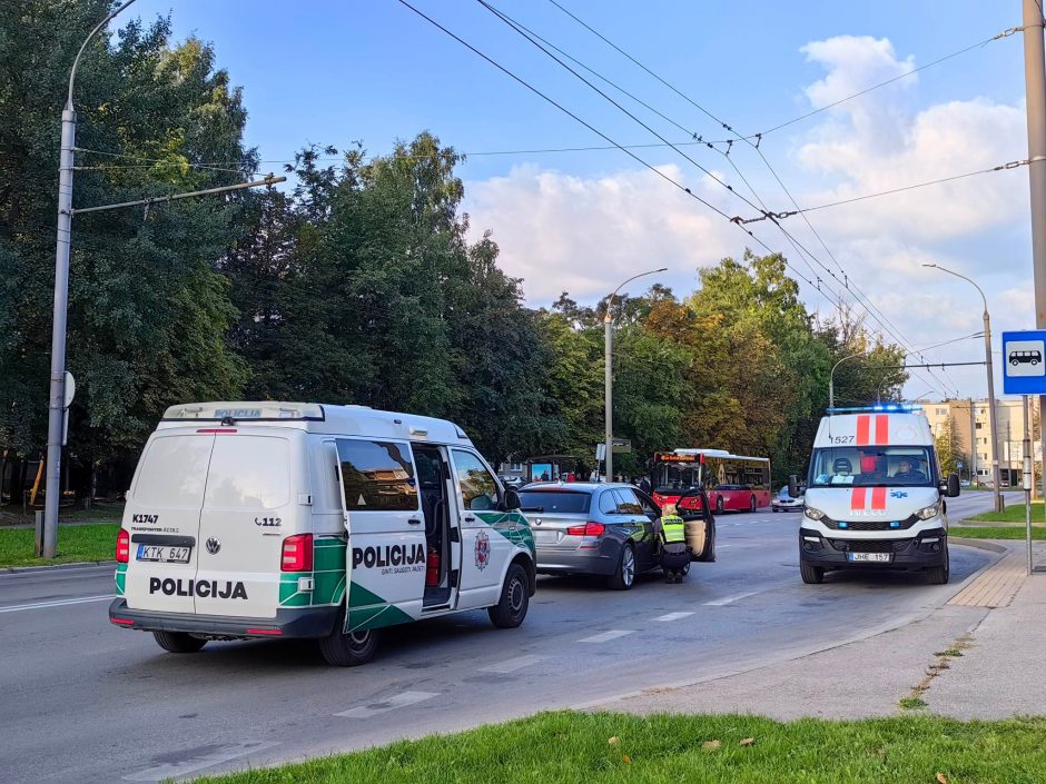 Vėl BMW, vėl stotelė: partrenktas pėsčiasis