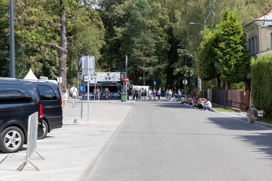 Prie Dariaus ir Girėno stadiono rikiuojasi pirmieji E. Sheerano gerbėjai