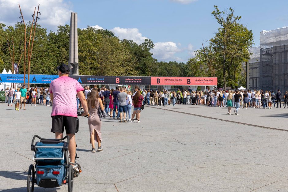 Prie Dariaus ir Girėno stadiono rikiuojasi pirmieji E. Sheerano gerbėjai