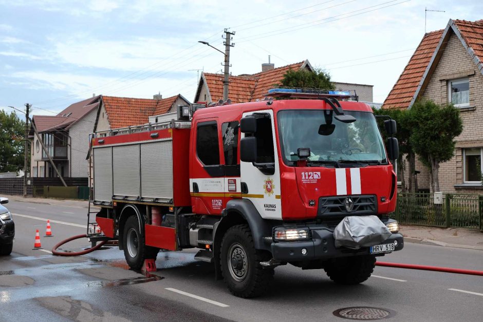 Trečiadienio pavakarę ugniagesiai užgulė Vilijampolę: po įvykio ant tilto netoliese kilo ir gaisras