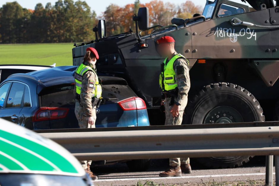 Skirtingose pakaunės vietose į eismo įvykius pateko šarvuočių kolona ir Karo policija