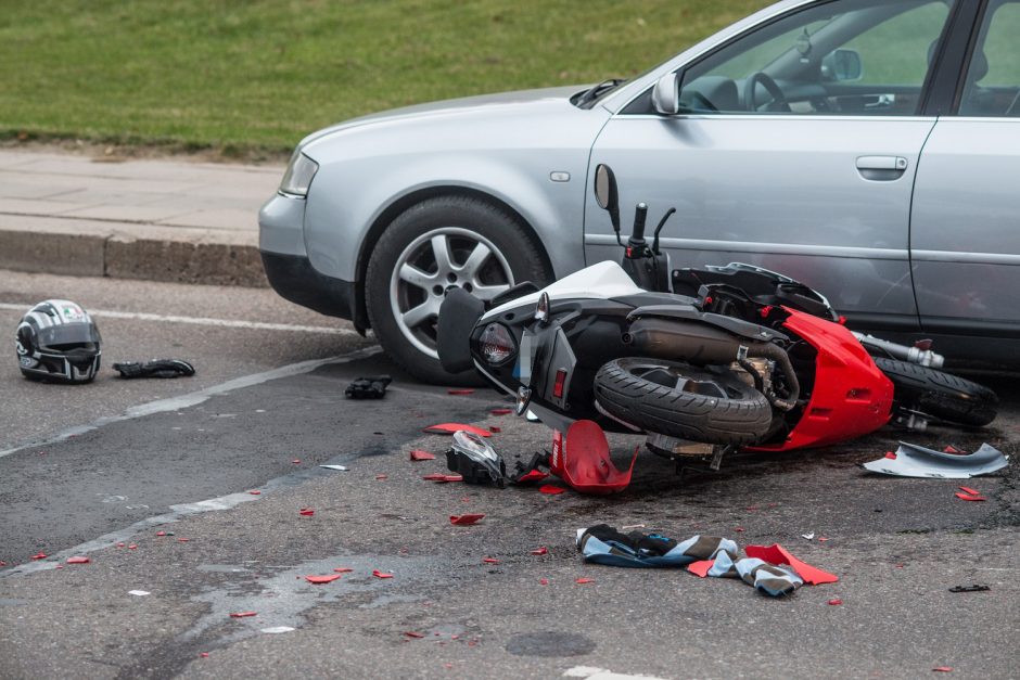 Skaudus susidūrimas Klaipėdos rajone: motorolerio vairuotojai prireikė medikų pagalbos