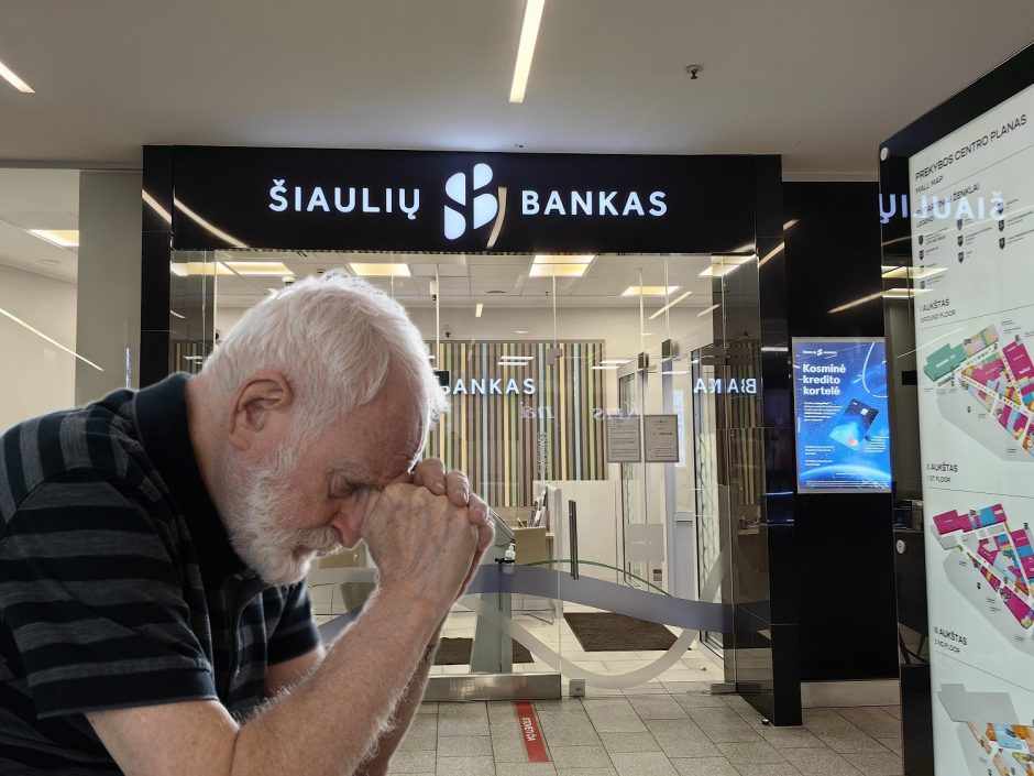 Bankas gąsdina senjorus: blokuosime sąskaitas