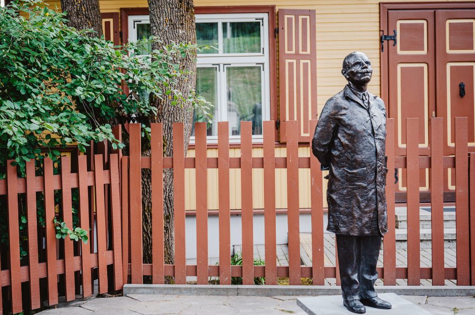 Šalia Pelėdų kalno iškilo bronzinė J. Zikaro skulptūra