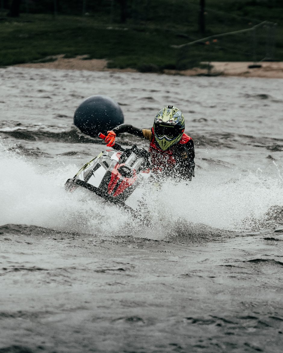 Vandens motociklų sporto profesionalai kviečia mėgėjus į lenktynių trasą