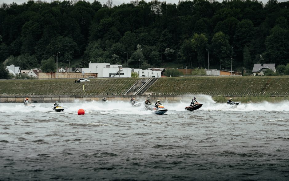 Vandens motociklų sporto profesionalai kviečia mėgėjus į lenktynių trasą