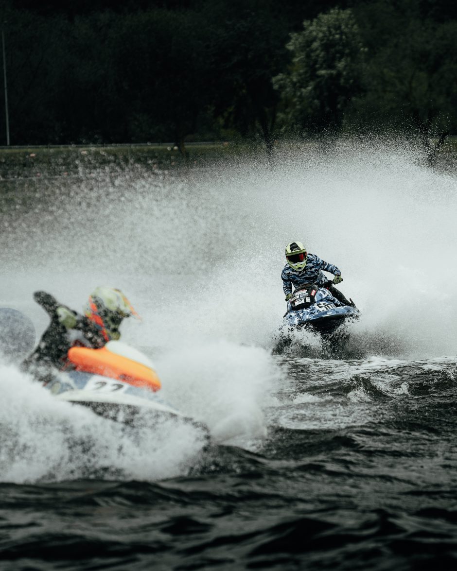 Vandens motociklų sporto profesionalai kviečia mėgėjus į lenktynių trasą