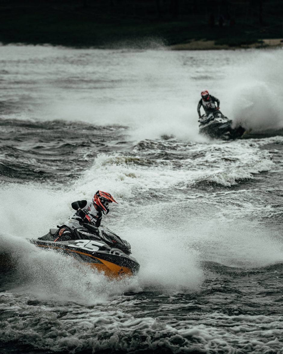 Vandens motociklų sporto profesionalai kviečia mėgėjus į lenktynių trasą