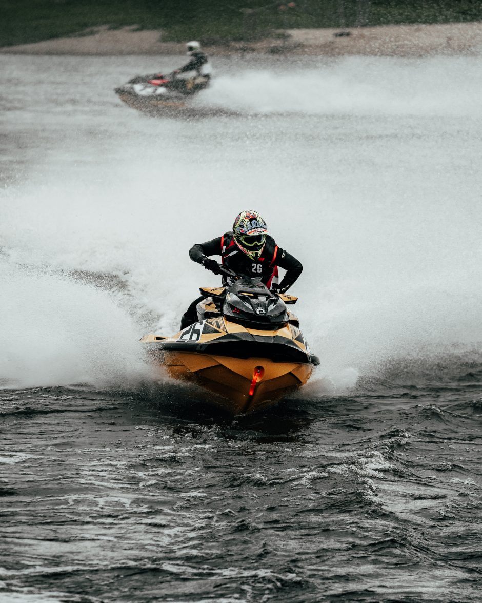 Vandens motociklų sporto profesionalai kviečia mėgėjus į lenktynių trasą