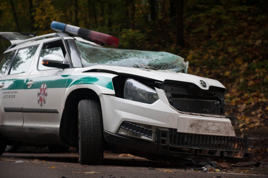 Kaune moters vairuojamas „VW Passat“ taranavo policijos automobilį, sužeistas pareigūnas