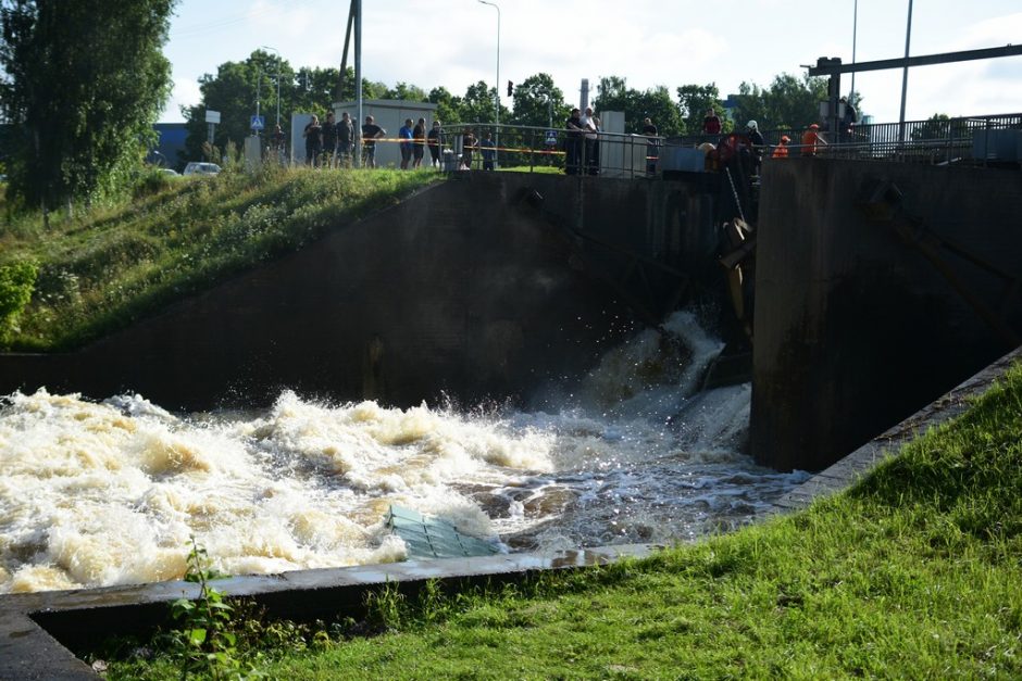 Patvinęs Nevėžis jau semia laukus, pasiruošta evakuoti gyventojus, paskelbta ekstremali situacija