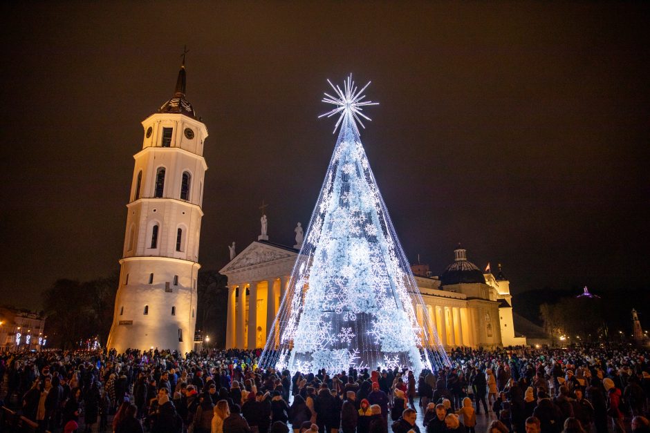 Vilniečiai nepaisė prašymo eglės įžiebimą stebėti namuose: minios suplūdo į Katedros aikštę