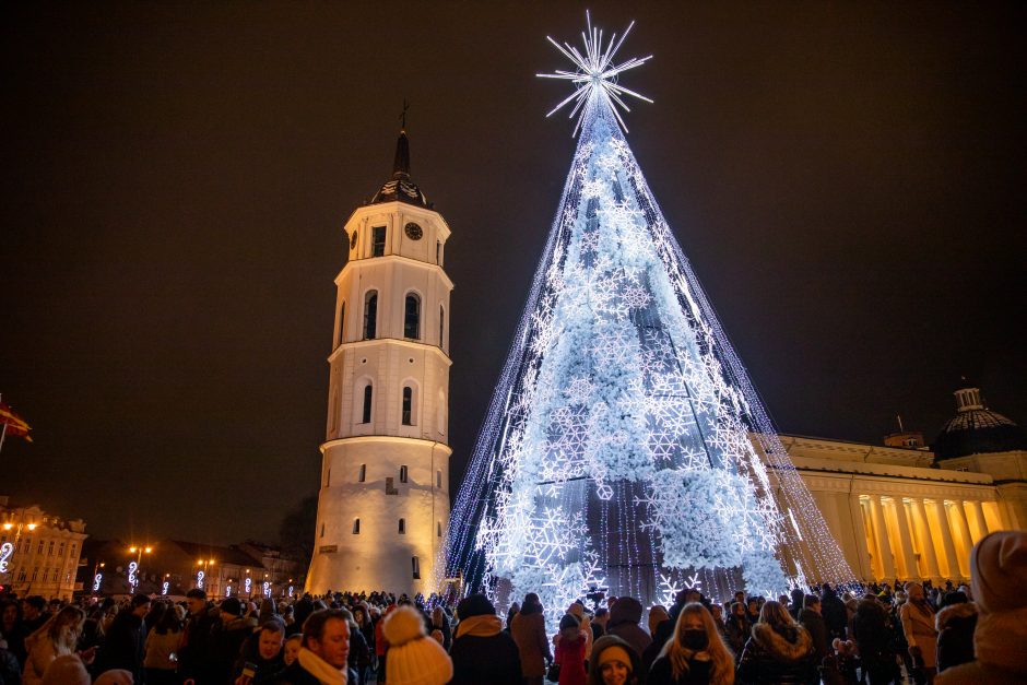 Vilniečiai nepaisė prašymo eglės įžiebimą stebėti namuose: minios suplūdo į Katedros aikštę