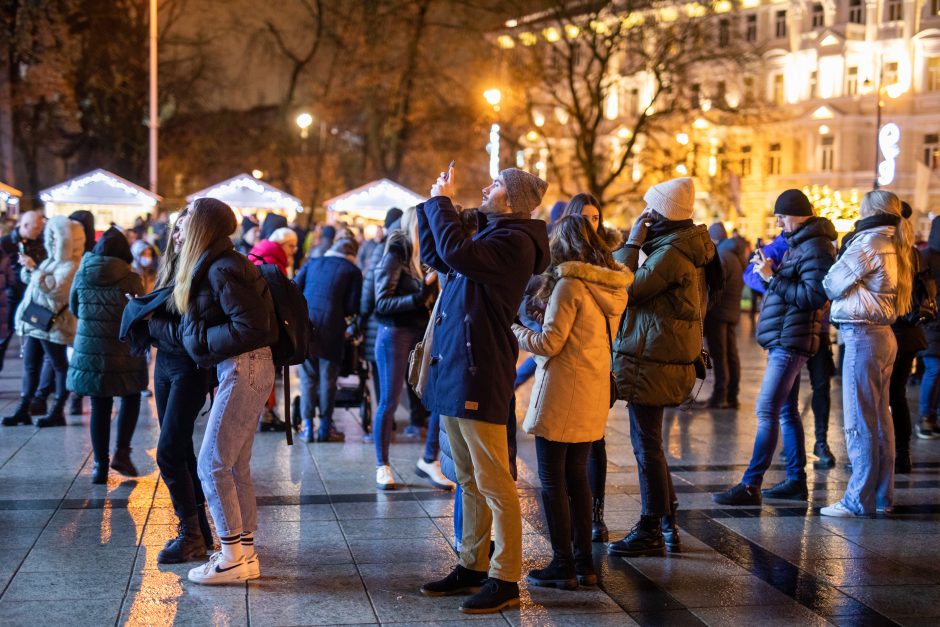 Vilniečiai nepaisė prašymo eglės įžiebimą stebėti namuose: minios suplūdo į Katedros aikštę