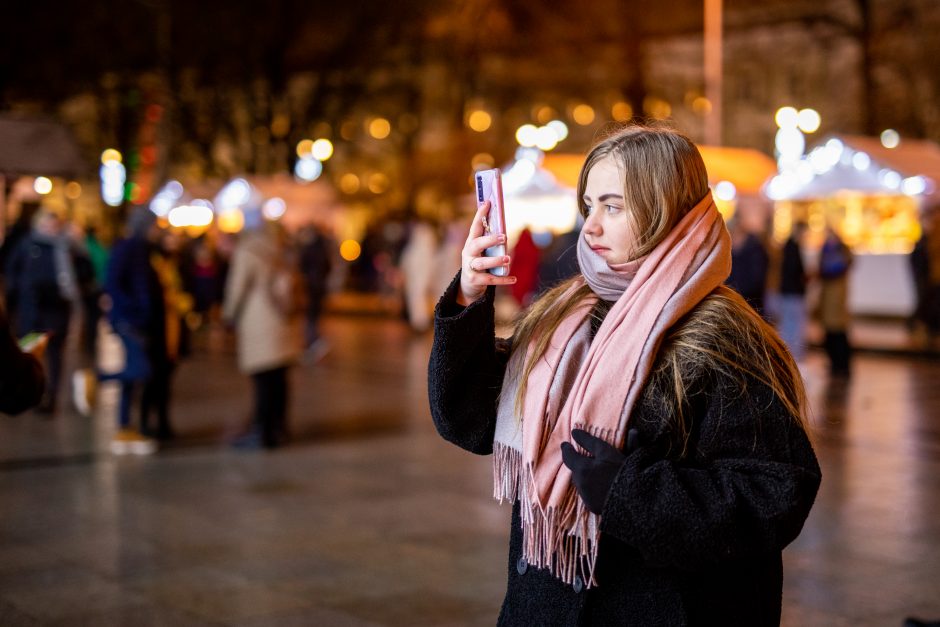 Vilniečiai nepaisė prašymo eglės įžiebimą stebėti namuose: minios suplūdo į Katedros aikštę