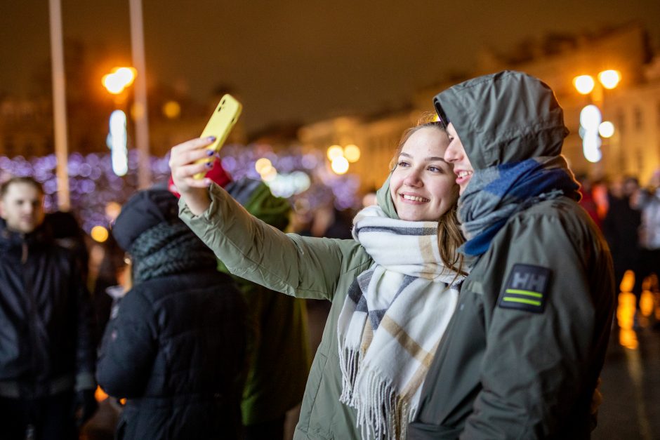 Vilniečiai nepaisė prašymo eglės įžiebimą stebėti namuose: minios suplūdo į Katedros aikštę