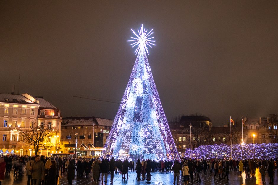 Vilniečiai nepaisė prašymo eglės įžiebimą stebėti namuose: minios suplūdo į Katedros aikštę