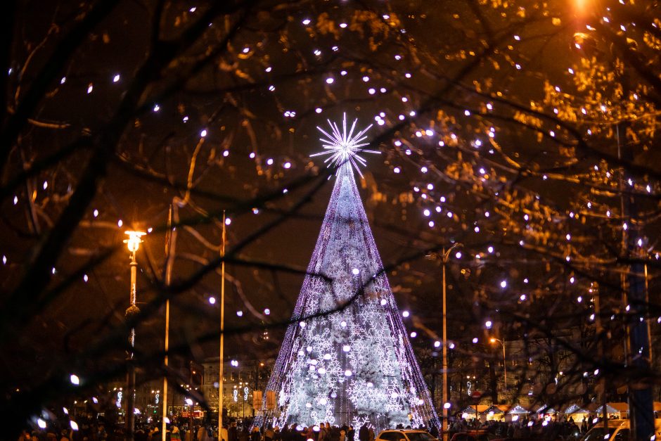 Vilniečiai nepaisė prašymo eglės įžiebimą stebėti namuose: minios suplūdo į Katedros aikštę