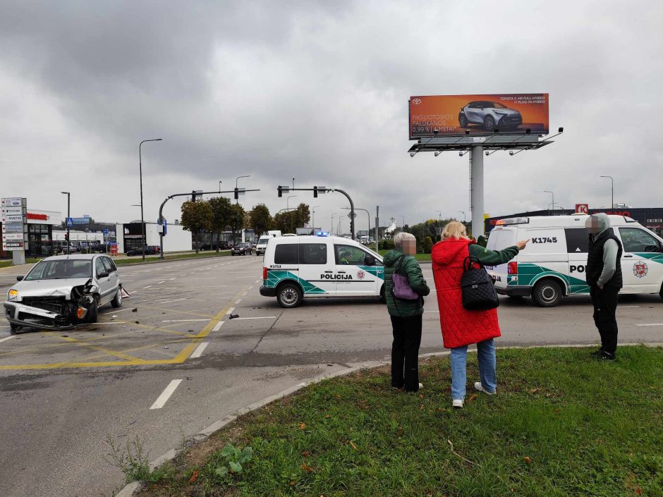 Judrioje Kauno sankryžoje eismą paralyžiavo avarija