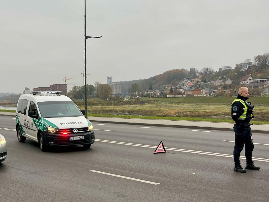 Karaliaus Mindaugo pr. vairuotojai nesutarė, kuris kaltas: prireikė pareigūnų