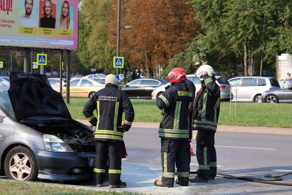 Gaisras Taikos prospekte: degalinės prieigose užsidegė šeimos automobilis