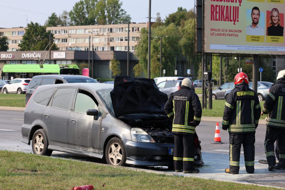 Gaisras Taikos prospekte: degalinės prieigose užsidegė šeimos automobilis