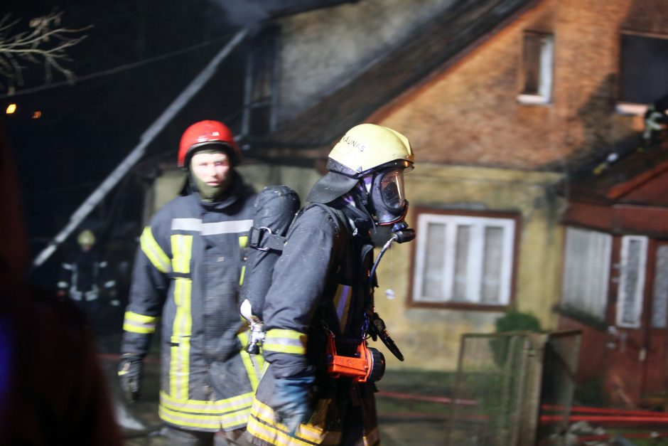 Po žeme degęs vamzdis dūmų pripildė už 100 metrų esantį kotedžo garažą