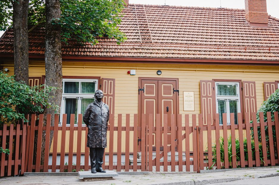 Šalia Pelėdų kalno iškilo bronzinė J. Zikaro skulptūra