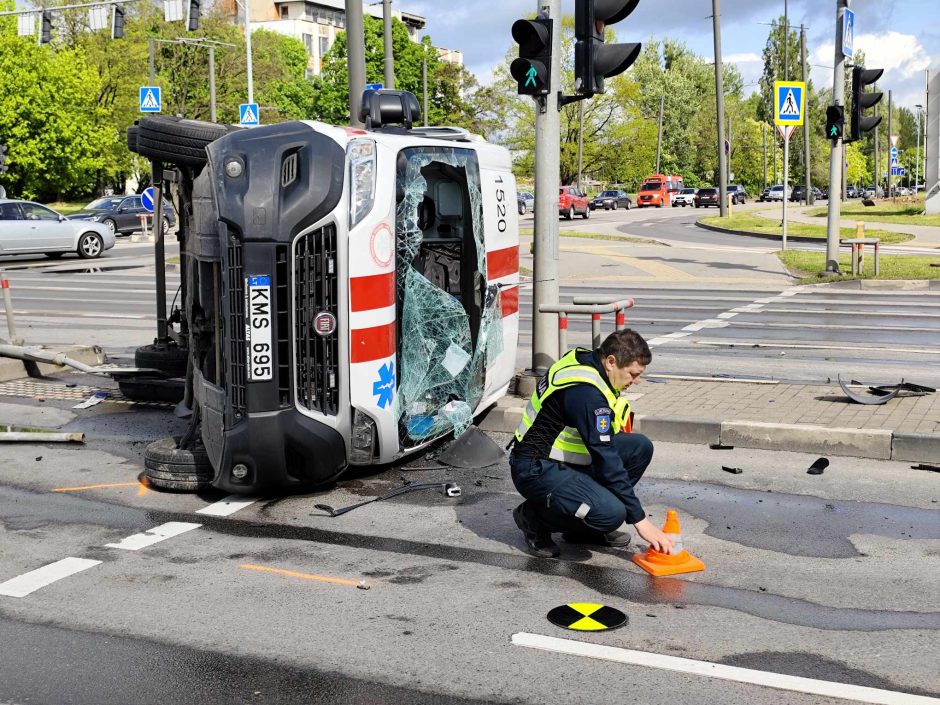 Nufilmuota: „Volvo“ rėžėsi į skubančių paramedikų automobilį