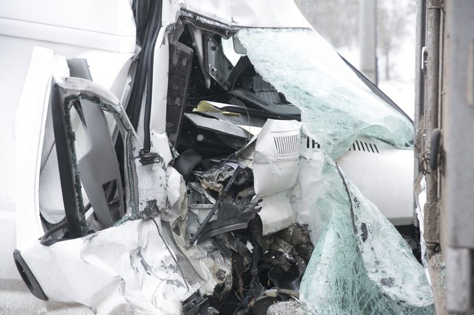 Rokų plente susidūrė visureigis ir mikroautobusas: vieną vairuotoją laukan traukė ugniagesiai