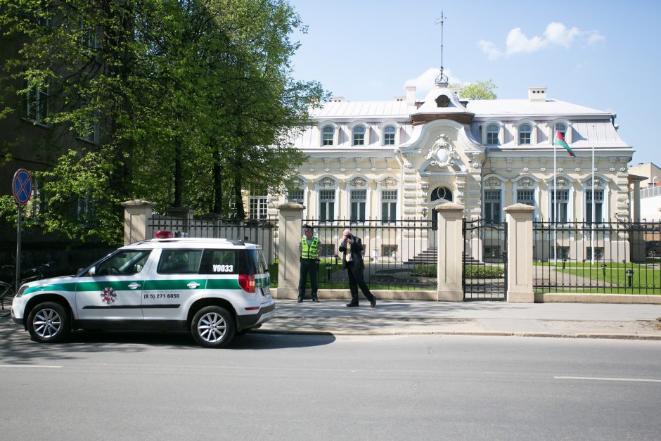 Vėliavą Baltarusijos ambasadoje išniekinę rusas ir baltarusis turės sumokėti baudą